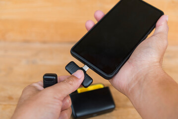 onnecting the wireless microphone to smartphone  