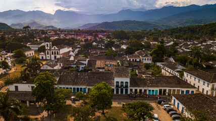 Fototapeta premium Paraty Paisagem Arquitetura Colonial Brasil Cidade Litorânea Porto Rio de Janeiro Colonial História Cultura Caminho Real Rota Ouro Artesanal Madeira Natureza Oceano Costa Barco Turismo Patrimônio