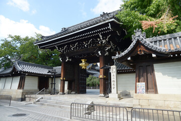Fototapeta premium 仏光寺 御影堂門 京都市下京区