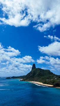 O Morro do Pico em Fernando de Noronha se ergue imponente sobre o mar azul e a vegeta&ccedil;&atilde;o tropical, sendo um dos principais cart&otilde;es-postais da ilha