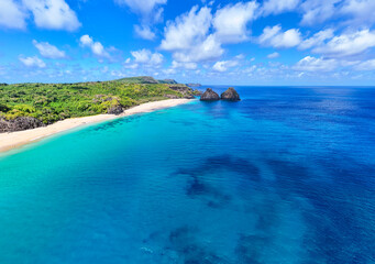 Praia do Boldró em Fernando de Noronha revela o Morro Dois Irmãos ao fundo, em uma das paisagens mais famosas do arquipélago
