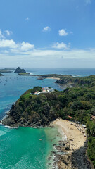 Praia do Cachorro em Fernando de Noronha, famosa por sua beleza natural, águas cristalinas e...