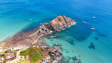 Ilha da Conceição em Fernando de Noronha, cercada por águas turquesa e falésias, formando uma das paisagens mais paradisíacas e intocadas do arquipélago pernambucano © RNL Fotografia