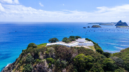 Aérea do Forte de Noronha em Fernando de Noronha, marco histórico cercado por mar azul turquesa e paisagens tropicais deslumbrantes © RNL Fotografia