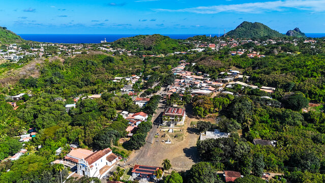 Centro hist&oacute;rico de Fernando de Noronha, a Vila dos Rem&eacute;dios encanta com suas constru&ccedil;&otilde;es coloniais, paisagens tropicais e atmosfera acolhedora no cora&ccedil;&atilde;o do arquip&eacute;lago pernambucano