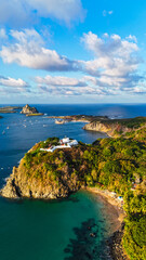 Visão aérea vertical do forte de noronha, praia do cachorro e baia de santo antonio em Fernando...
