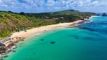 A Praia do Boldró em Noronha é famosa pela beleza natural, águas turquesa e paisagem tropical, atraindo visitantes em busca de tranquilidade e aventura