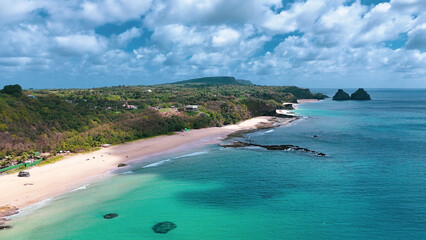 Vista incrível da Praia do Boldró em Fernando de Noronha, com mar azul intenso e areia dourada,...