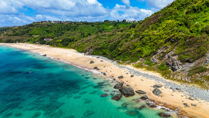 Foto aérea da Praia da Conceição em Fernando de Noronha, com destaque para o Morro do Pico ao fundo