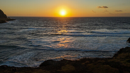 Vis&atilde;o a&eacute;rea de Fernando de Noronha ao amanhecer, com a linda luz do sol ao fundo