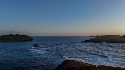 Mar cristalino em Noronha com impressionantes tonalidades azuladas e alta transparência, ideal para contemplação e mergulho