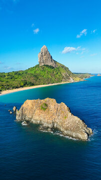 Morro do Pico, ponto mais alto de Noronha, visto do alto, cercado por mar e vegeta&ccedil;&atilde;o tropical. Paisagem impressionante para fotografia a&eacute;rea, turismo e ecoturismo, destacando a beleza natural da ilh