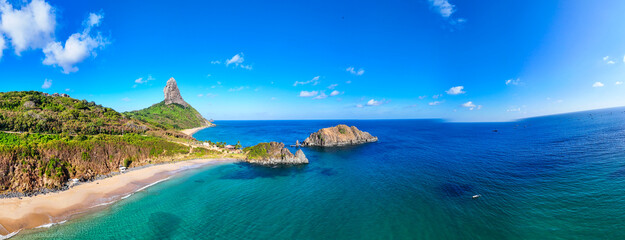 Obraz premium Fernando de Noronha visto do alto revela praias, Morro do Pico e vegetação tropical, criando um panorama natural deslumbrante e preservado no litoral nordestino brasileiro