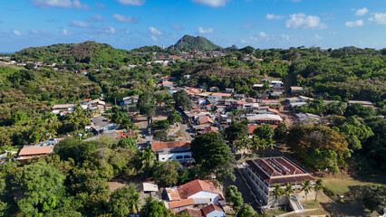 Coração histórico de Fernando de Noronha, a Vila dos Remédios combina charme colonial, natureza...