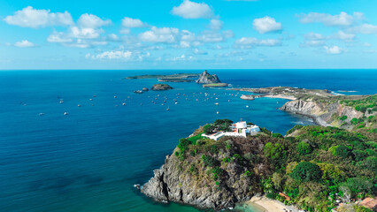 Visão aérea do Forte de Noronha em Fernando de Noronha, Brasil, preserva a história colonial em meio à natureza tropical