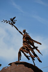 metalowy pomnik kuli ziemskiej w Calpe kobieta na kuli i zwierzęta typu kangur obook © Miroslaw