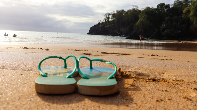 Chinelos Havaianas sobre a areia dourada de uma praia tropical, s&iacute;mbolo do ver&atilde;o brasileiro e da vida simples &agrave; beira-mar. Noronha PE em 10 agosto 25