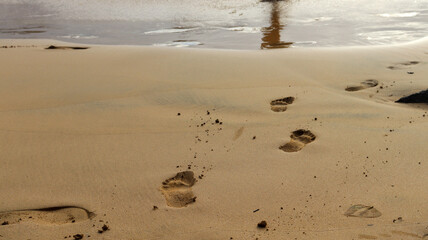 Detalhe de pegadas na areia de uma praia em Fernando de Noronha, Brasil