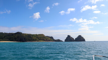 Os icônicos Morros Dois Irmãos vistos do mar em Fernando de Noronha, cercados por águas turquesa...