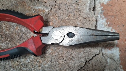 Obraz premium Close-up of a red and black needle-nose pliers tool
