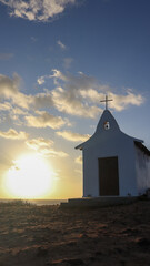 Amanhecer na Capela de S&atilde;o Pedro em Noronha, Brasil. O sol nasce refletindo no Atl&acirc;ntico e no pequeno templo hist&oacute;rico que simboliza f&eacute; e tradi&ccedil;&atilde;o pesqueira