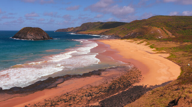 Praia do Le&atilde;o em Fernando de Noronha, uma das mais preservadas do arquip&eacute;lago, com areia clara, mar azul intenso e cen&aacute;rio natural paradis&iacute;aco do litoral brasileiro.