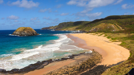 Vista ampla da Praia do Leão em Fernando de Noronha, famosa por sua imensidão, ondas fortes e por ser área de desova de tartarugas marinhas