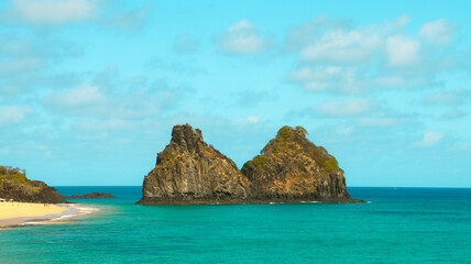Morro Dois Irmãos em Fernando de Noronha, cartão-postal do arquipélago, com águas cristalinas e beleza natural única do litoral brasileiro.