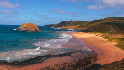 A Praia do Leão em Fernando de Noronha, Brasil, é um paraíso natural com areia clara, mar azul...