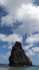 Famosa dupla de morros em Noronha destaca visual &uacute;nico, &aacute;guas cristalinas e cen&aacute;rio paradis&iacute;aco, ideal para contempla&ccedil;&atilde;o e fotografia de natureza