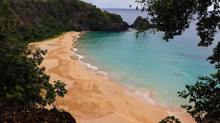 Orla da praia do Sancho em Fernando de Noronha, PE, Brasil