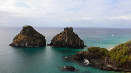 Morro Dois Irmãos, cartão-postal de Noronha em meio ao cenário paradisíaco do Atlântico