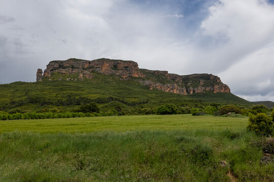 Paisaje monta&ntilde;oso,  caracter&iacute;stico de la orograf&iacute;a de la provincia de Huesca, Espa&ntilde;a,