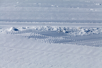 Obraz premium Freshly groomed ski slope with textured snow patterns