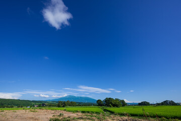 爽やかな青空のもと 象潟九十九島から鳥海山を眺める
