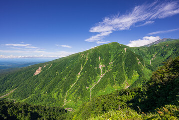 夏の5合目鉾立から見た鳥海山と奈曽渓谷