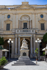 Obraz premium Statue outside Library in Malta