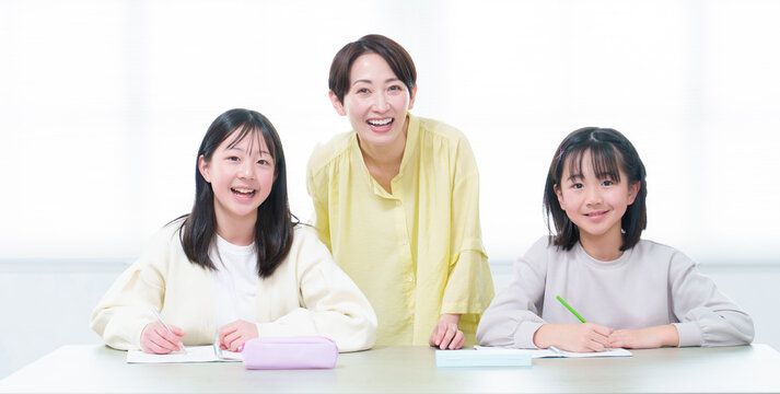 勉強をする女の子 お母さん 先生 家庭教師