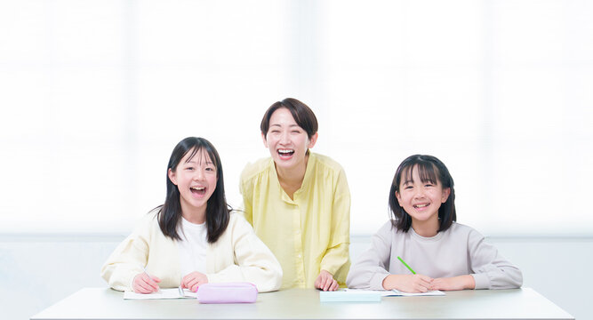 勉強をする女の子 お母さん 先生 家庭教師 - Powered by Adobe