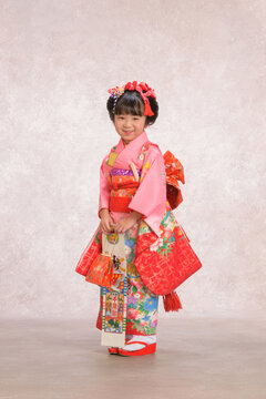 Girl in Pink Kimono for Shichi-Go-San Celebration
七五三でピンクの着物を着た女の子のポートレート