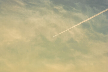 Fototapeta premium 夏の空 夕暮れの空を飛ぶ飛行機と飛行機雲02
