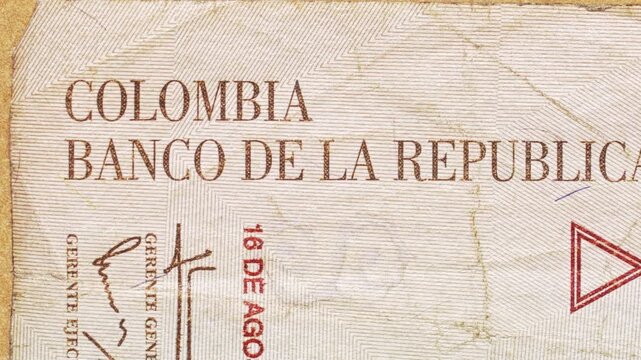 Macro pan over Banco de la Republica Colombia text on Colombian peso note