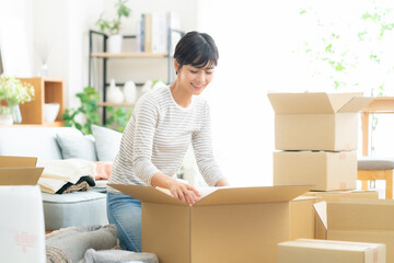 引っ越しをする若い女性