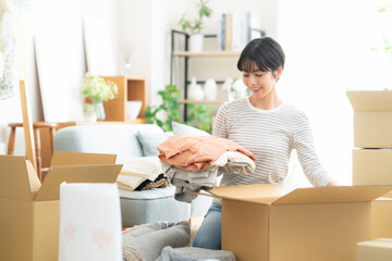 引っ越しをする若い女性
