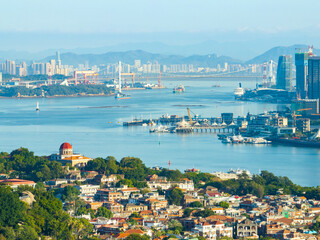 Obraz premium Xiamen China city showcases a dynamic blend of historic architecture and modern high rise buildings, all nestled along the busy sparkling waterfront.