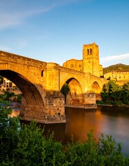 Fototapeta premium Stone bridge over a river at dawn