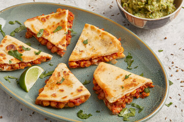 Spelt tortillas with salsa and chickpeas