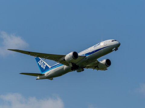 2025年8月箕面川堤防から撮影した伊丹空港を離陸するANAのB787-8 ドリームライナー