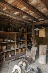 国指定重要文化財 中村家住宅　高倉の中に展示された生活道具