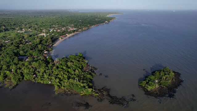 vista a&eacute;rea da praia fluvial do Para&iacute;so em Mosqueiro, Bel&eacute;m do Par&aacute;